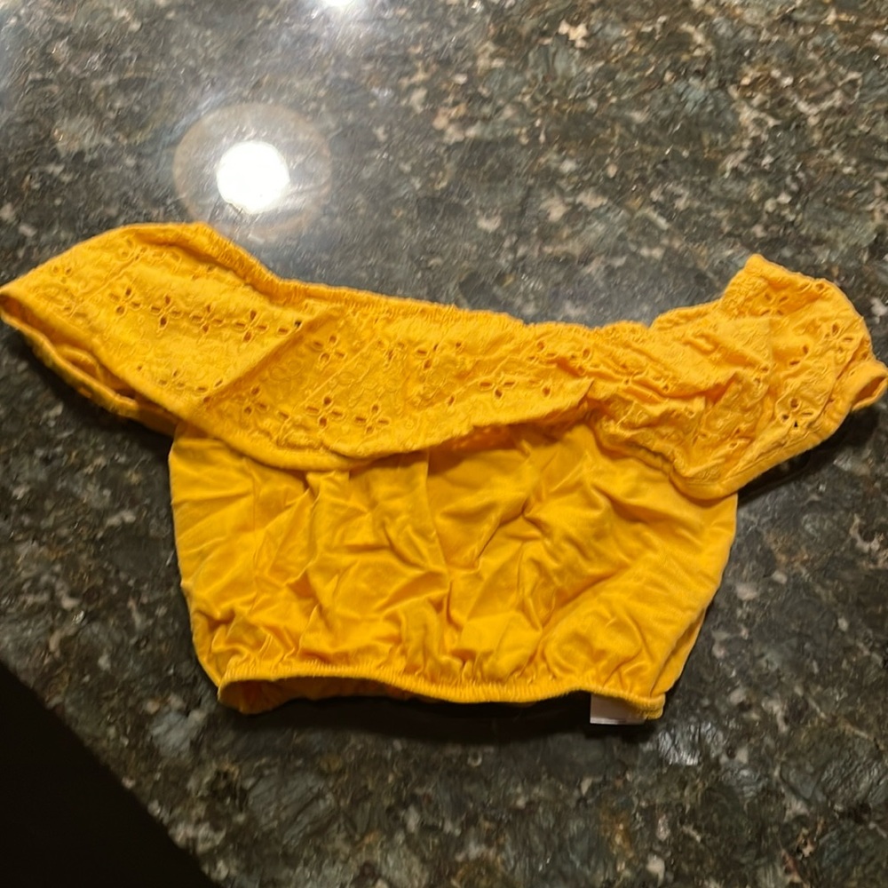 Crop top Color: Yellow/orange